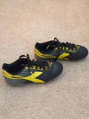 Diadora Kids Black and Yellow Soccer Cleats